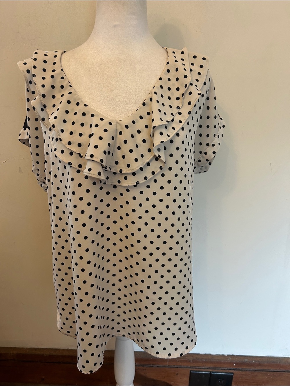 Pleione Polka Dot Ruffle V-Neck cap sleeve cream black Blouse Size L EUC